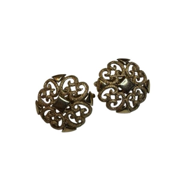 Vintage Avon Gold Toned Textured Filagree Clip On Earrings - Picture 2 of 6